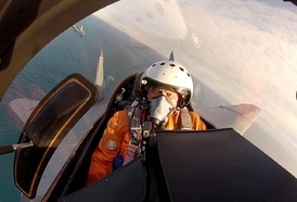 Sergej Korotkov, šéf firmy vyrábějící MiG-29, se prohání ve svém stroji.