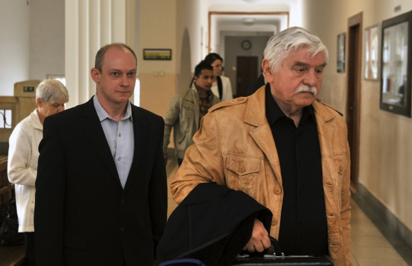 Před Krajským soudem v Ostravě stanul Jaromír Šebesta (vlevo), který v Chotěbuzi na Karvinsku podle obžaloby střílel z kuše na zloděje. Vpravo je Šebestův obhájce. Před Krajským soudem v Ostravě stanul Jaromír Šebesta (vlevo), který v Chotěbuzi na Karvinsku podle obžaloby střílel z kuše na zloděje. Vpravo je Šebestův obhájce.