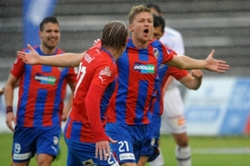 Plzeňský Václav Procházka (vpravo) se raduje z gólu na 2:0.