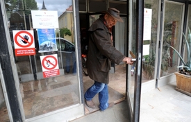 Zásah je podle policie součástí rozsáhlé akce na více místech republiky. Spojovacím prvkem by mohla být stavební společnost Metrostav, která měla opravovat část kladrubského areálu a v současnosti provádí přestavbu hotelu Bohemia v Chrudimi, který policisté údajně také navštívili. Na snímku je správce hřebčína Vlastimil Váňa.