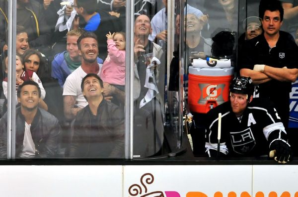 David Beckham vedle střídačky L. A. Kings. David Beckham vedle střídačky L. A. Kings.