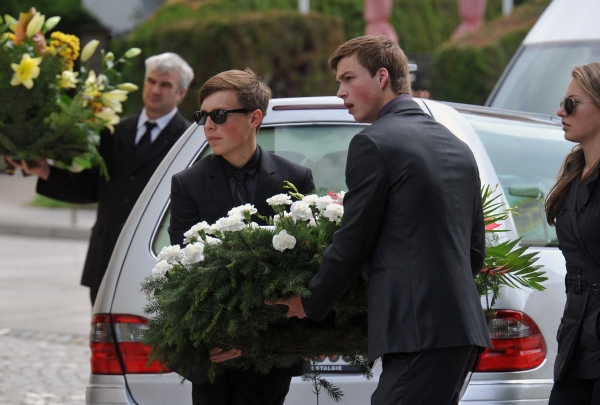 Pohřeb obětí čtyřnásobné vraždy.