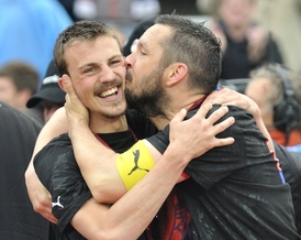 Střelec první branky Vladimír Darida (vlevo) s kapitánem Plzně Pavlem Horváthem.