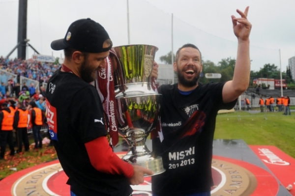 Kapitán Viktorie Plzeň Pavel Horváth (vpravo) s trofejí pro vítěze fotbalové ligy.