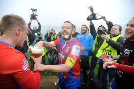 Pavel Horváth (vpravo) ve víru plzeňských oslav.