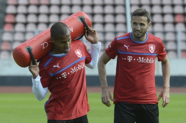Reprezentanti Theo Gebre Selassie (vlevo) a Tomáš Sivok. Reprezentanti Theo Gebre Selassie (vlevo) a Tomáš Sivok.