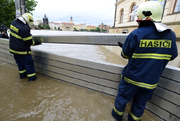 Hasiči se teď musejí soustředit na záchranu lidí z postižených oblastí.