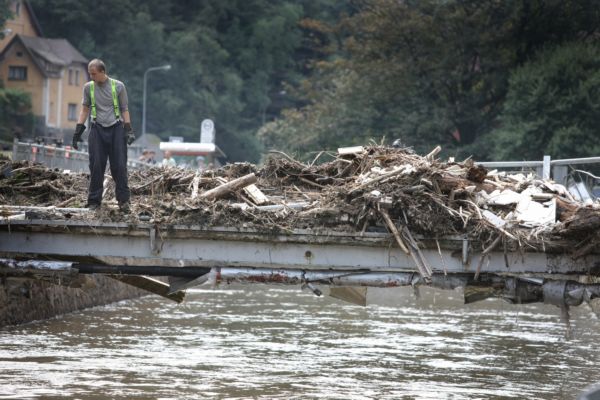 Rozvodněná řeka Kamenice v severních Čechách odnesla vše, co jí stálo v cestě. Rozvodněná řeka Kamenice v severních Čechách odnesla vše, co jí stálo v cestě.