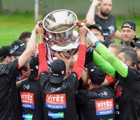 Fotbalisté Plzně s pohárem pro mistra ligy.
