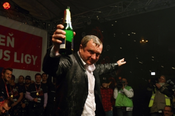 Pavel Vrba si mistrovské oslavy hodně užíval.