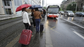 Lidé čekají na náhradní manipulační dopravu. Lidé čekají na náhradní manipulační dopravu.
