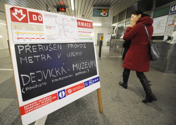 Provoz pražského metra je částečně omezen. Provoz pražského metra je částečně omezen.