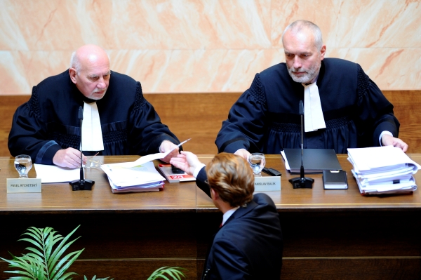 Na snímku jsou (zleva) předseda Ústavního soudu Pavel Rychetský, ministr bez portfeje Petr Mlsna a soudce zpravodaj Stanislav Balík.