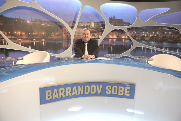 F. R. Čech ve studiu před natáčením nového pořadu.