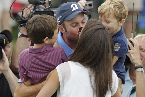 Americký golfista Matt Kuchar slaví triumf s rodinou. Americký golfista Matt Kuchar slaví triumf s rodinou.