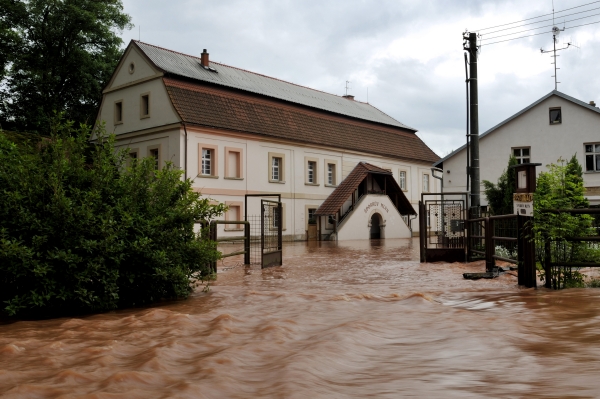 Lidé, které postihly povodně, mohou získat mimořádnou dávku od státu.