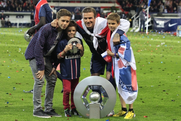 David Beckham se svými syny a pohárem pro francouzské mistry. David Beckham se svými syny a pohárem pro francouzské mistry.
