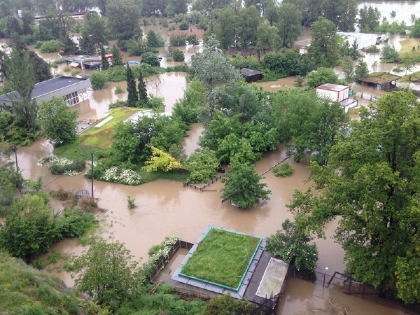Některé části Zoo Praha jsou zatopené.