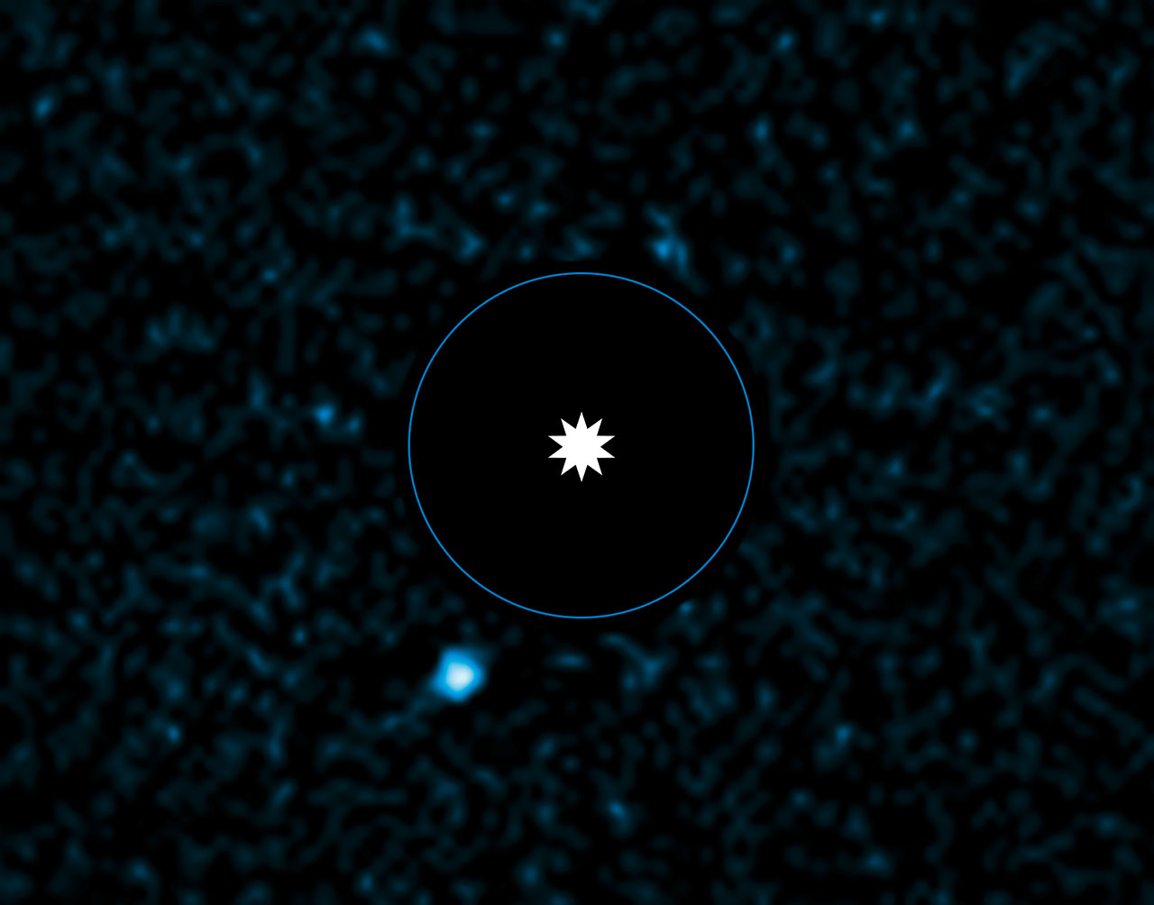Fotografie nové exoplanety observatoře Very Large Telescope v Chile. Planeta je vlevo dole. Hvězdu vědci umazali. Její poloha je vyznačena. Modrý kruh znázorňuje dráhu Neptuna ve sluneční soustavě. Fotografie nové exoplanety observatoře Very Large Telescope v Chile. Planeta je vlevo dole. Hvězdu vědci umazali. Její poloha je vyznačena. Modrý kruh znázorňuje dráhu Neptuna ve sluneční soustavě.
