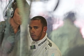 Lewis Hamilton si u Mercedesu stále zvyká.