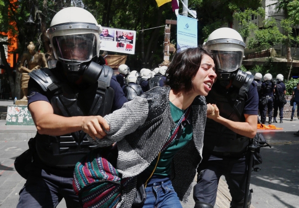 Zatčená demonstrantka v Ankaře. Boj začíná.