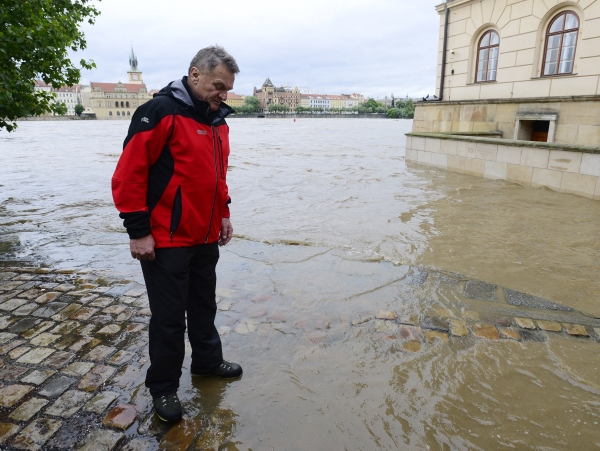 Odvolaný pražský primátor Bohuslav Svoboda se v neděli vydal na nábřeží okomentovat stavbu protipovodňové zdi.
