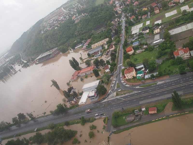Strakonická ulice, vlevo závodiště v Chuchli.
