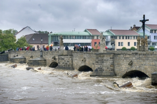 Rozbouřená řeka u Kamenného mostu v Písku. Rozbouřená řeka u Kamenného mostu v Písku.