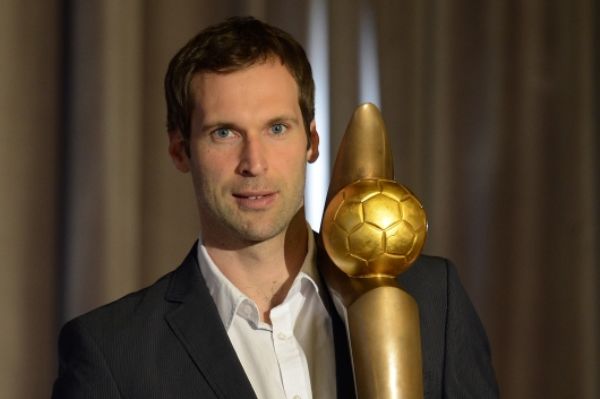 Brankář Petr Čech s trofejí pro vítěze ankety Zlatý míč. Brankář Petr Čech s trofejí pro vítěze ankety Zlatý míč.