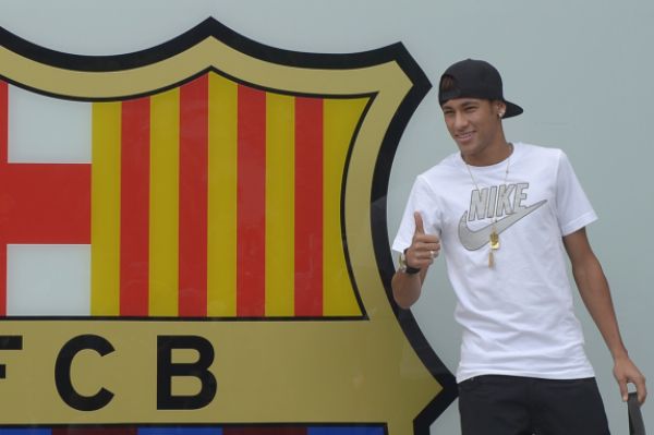 Brazilský talent Neymar už patří Barceloně.