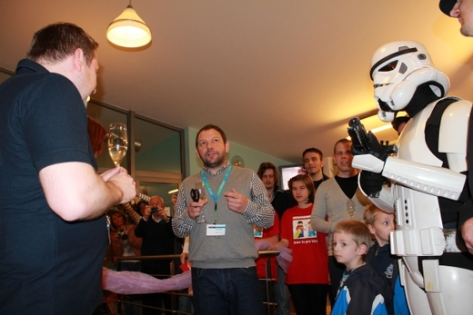 Na slavnostní zahájení si někteří fandové Star Wars Lega oblékli věrohodné kostýmy Impéria. S nůžkami majitel resortu Lipno Point Ondřej Šnobr.