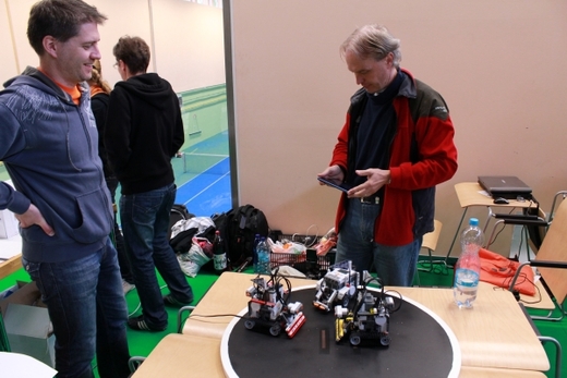Badatelé z plzeňské univerzity a jejich robotí sumo zápasníci z Lega.