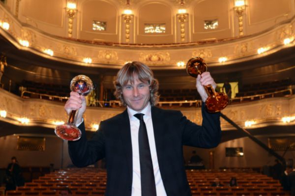 Pavel Nedvěd s trofejemi pro nejlepšího záložníka a nejlepšího hráče historie Gambrinus ligy.