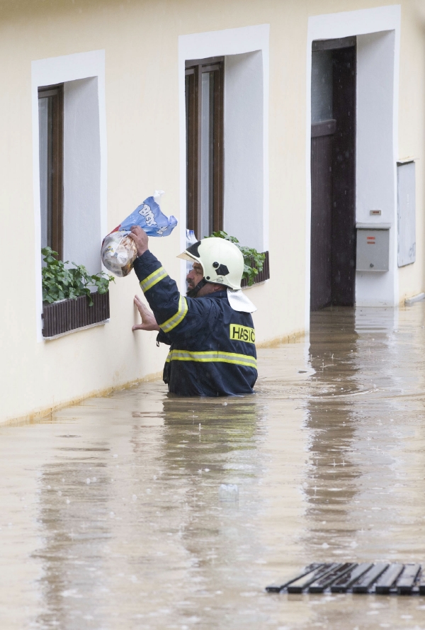 Hasiči během dneška evakuovali přes osm tisíc lidí. Hasiči během dneška evakuovali přes osm tisíc lidí.