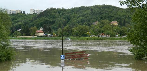 Ve Žlutých lázních se uvolnil ponton. Ve Žlutých lázních se uvolnil ponton.