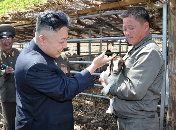 Kim III. už nevyhrožuje a pracovně hladí třeba kůzlátka.