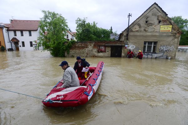 Rozvodněný potok Botič zaplavil v neděli i okolí hostivařského náměstí. Rozvodněný potok Botič zaplavil v neděli i okolí hostivařského náměstí.