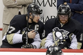 Sidney Crosby a James Neal. Tahouni Pittsburghu hledají svou formu.