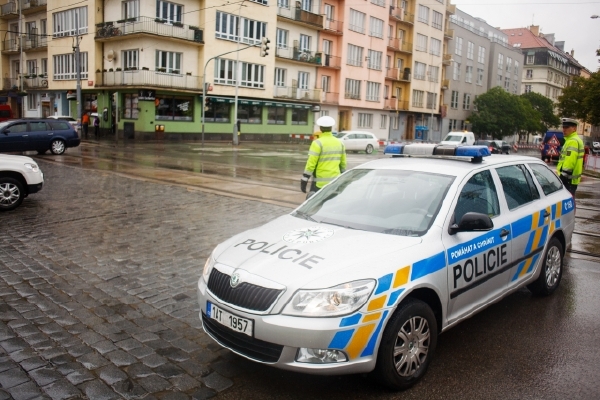 Policie musí nejen pomáhat zasaženým povodní, ale i hlídat jejich majetek. Policie musí nejen pomáhat zasaženým povodní, ale i hlídat jejich majetek.