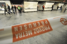 Povodně mimo jiné (ztráty na životech, majetkové škody) značně zkomplikovaly dopravu.