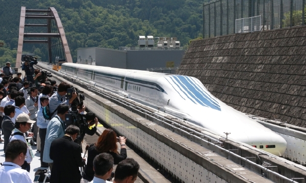 Prototyp vlaku série L0 s označením "maglev", což je zkratka z magnetické levitace, byl poprvé představen v listopadu loňského roku. Prototyp vlaku série L0 s označením "maglev", což je zkratka z magnetické levitace, byl poprvé představen v listopadu loňského roku.