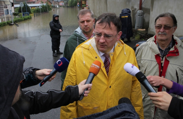 Petr Nečas při okružní cestě po místech postižených povodní. Petr Nečas při okružní cestě po místech postižených povodní.