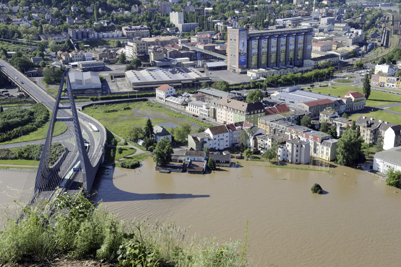 Zaplavené domy ve čtvrti Střekov v Ústí nad Labem, vlevo část uzavřeného Mariánského mostu.