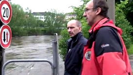Martin Kuba sleduje Vltavu v Českém Krumlově.