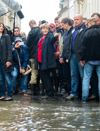 Německá kancléřka Angela Merkelová v zatopeném městě Pirna.
