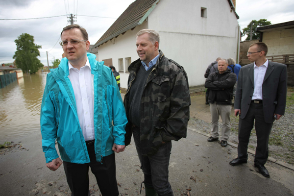 Premiér Petr Nečas (vlevo) a ministr zemědělství Petr Bendl při letošních povodních v zatopených Zálezlicích u Mělníka.