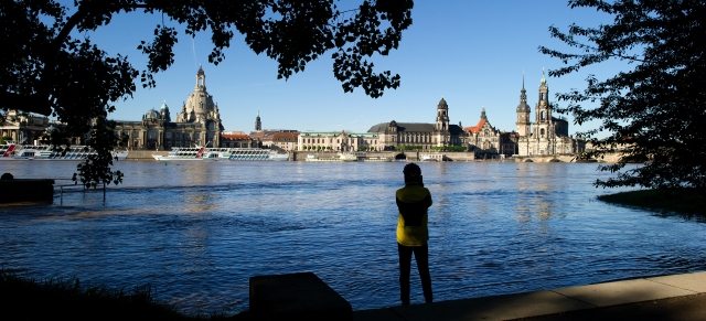 Rozvodněné Labe v Drážďanech zatím láká turisty.