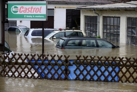 Rozvodněný potok Botič zaplavil pražské čtvrti Hostivař a Záběhlice.