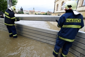 Pražští hasiči při výstavbě protipovodňových zábran.