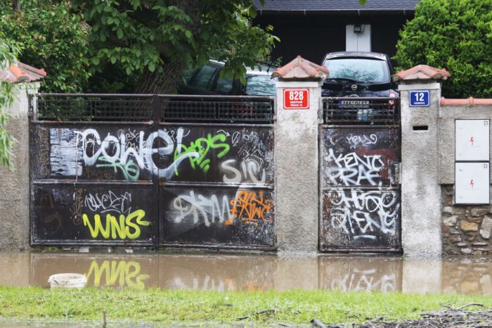 Rodiče Lucky Vondráčkové přišli o obě auta.